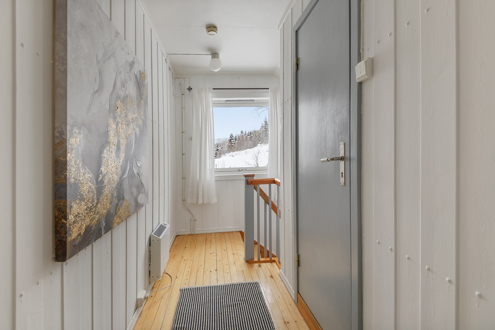 I 2.Etasje er det romslig trappegang, bod, kott og tre soverom Galleribilde
