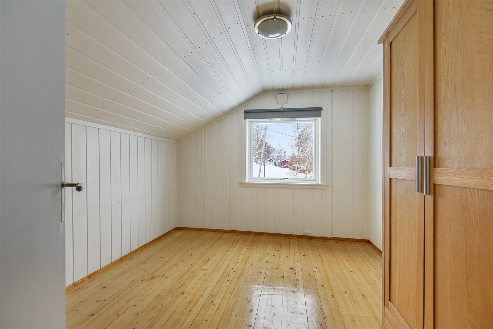 Soverom nummer tre har frittstående garderobe Galleribilde