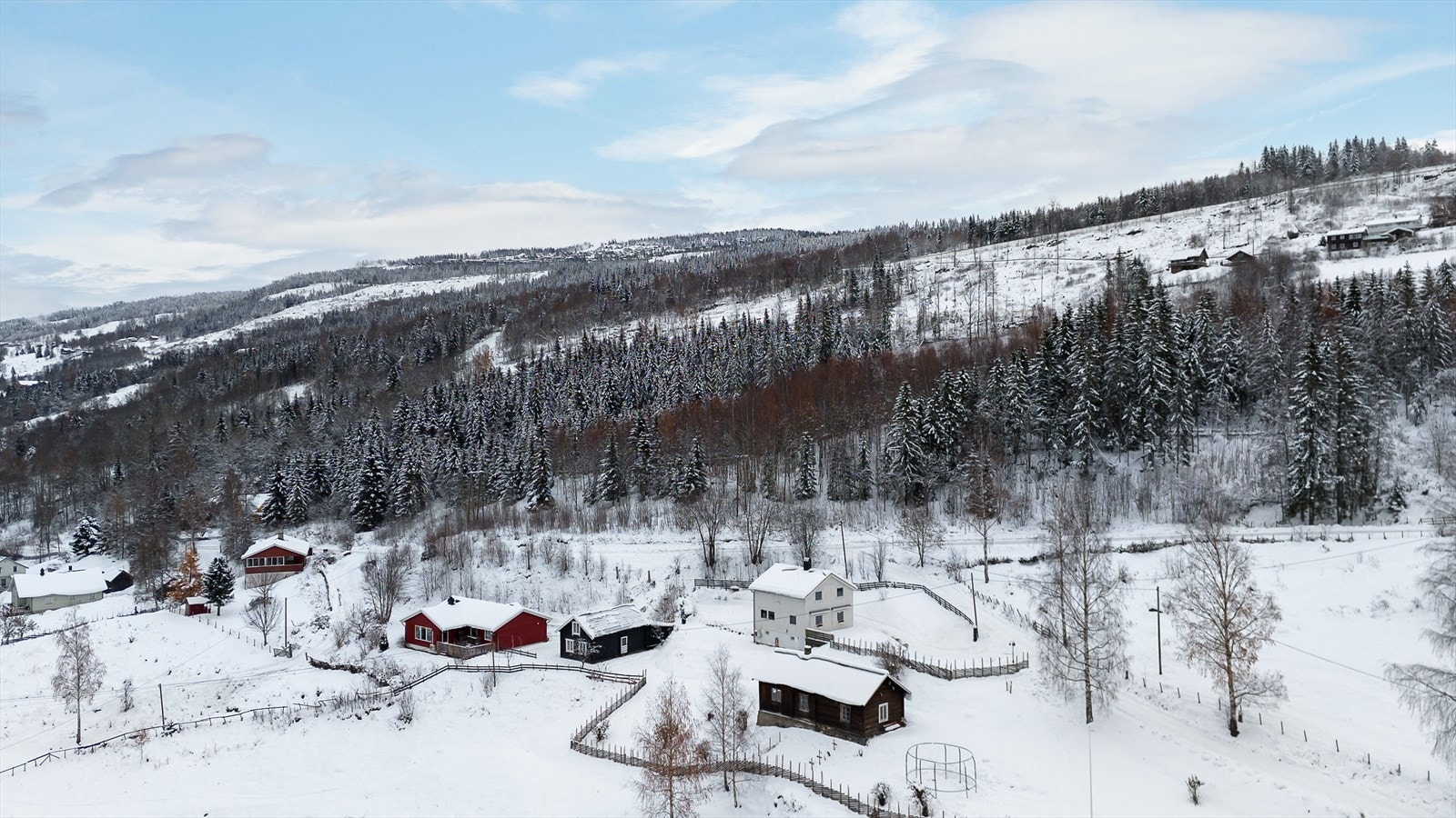 Her kan du nyte roen i landlige omgivelser, med kort kjøreavstand til blant annet Lillehammer Galleribilde