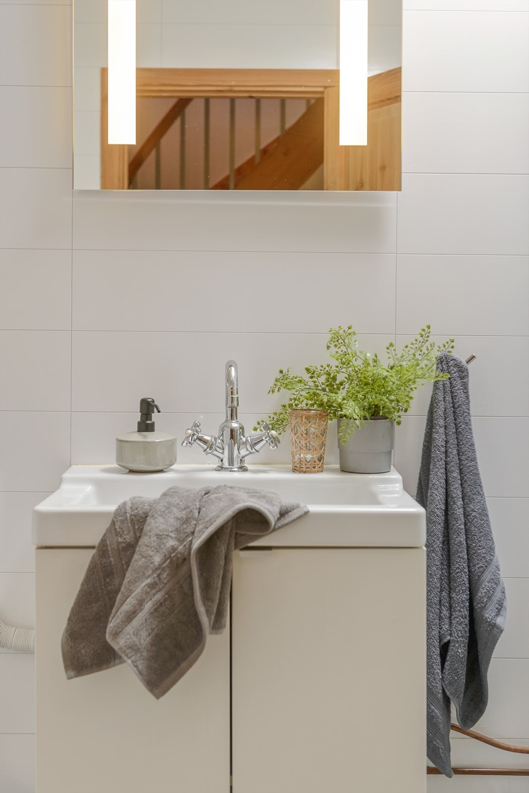 Badet har enkel og stilfull baderomsinnredning Galleribilde