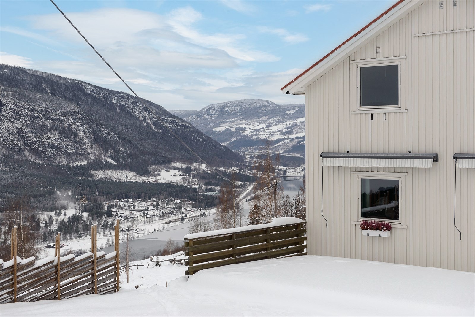 Romslig platting med flott utsikt ut over Lågen og dalen! Galleribilde