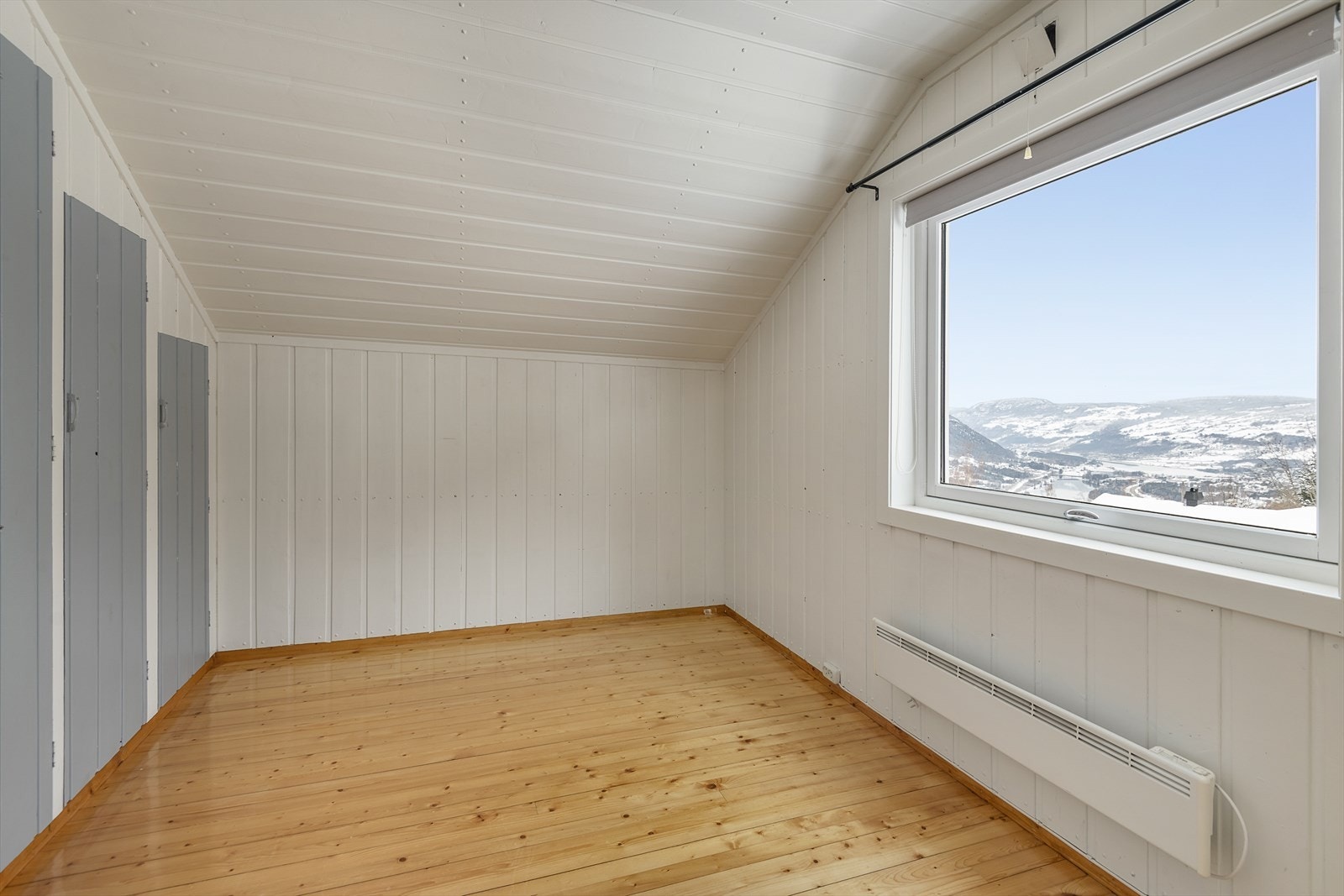 I likhet med hovedsoverommet er det plassbygget garderobeløsning også her Galleribilde