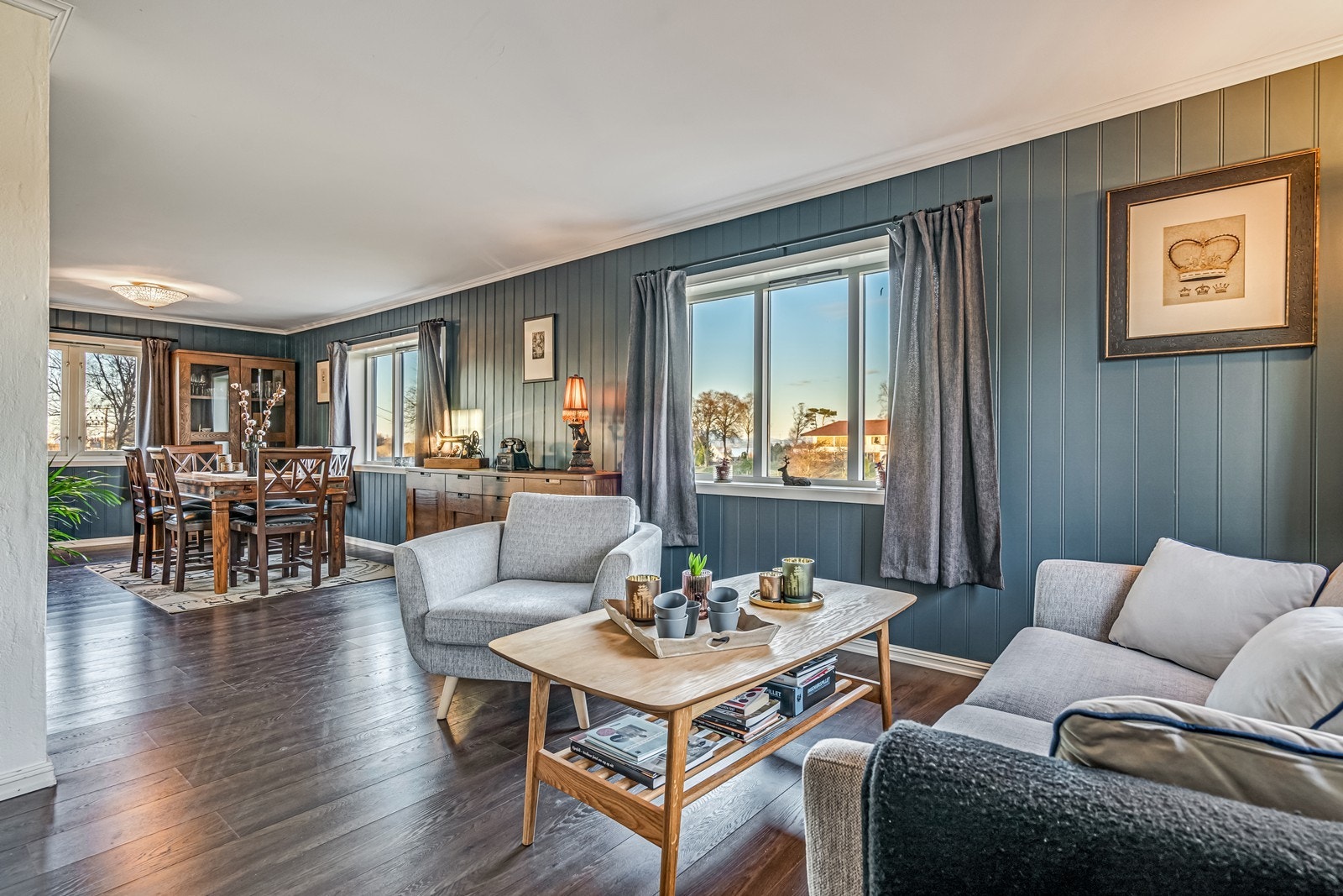 Stor stue med spisebord Galleribilde