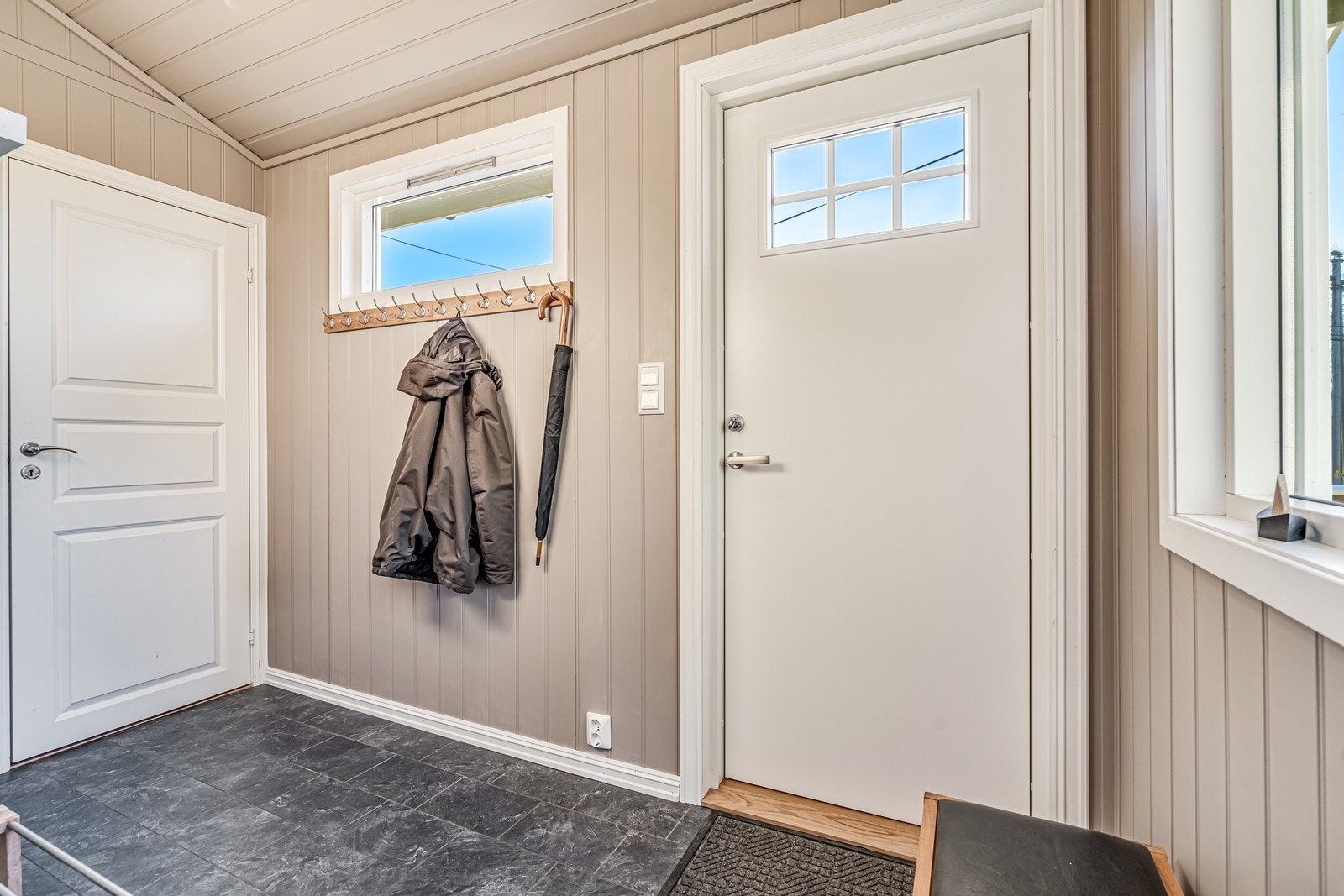 Vindfang med inngang til bod. Galleribilde