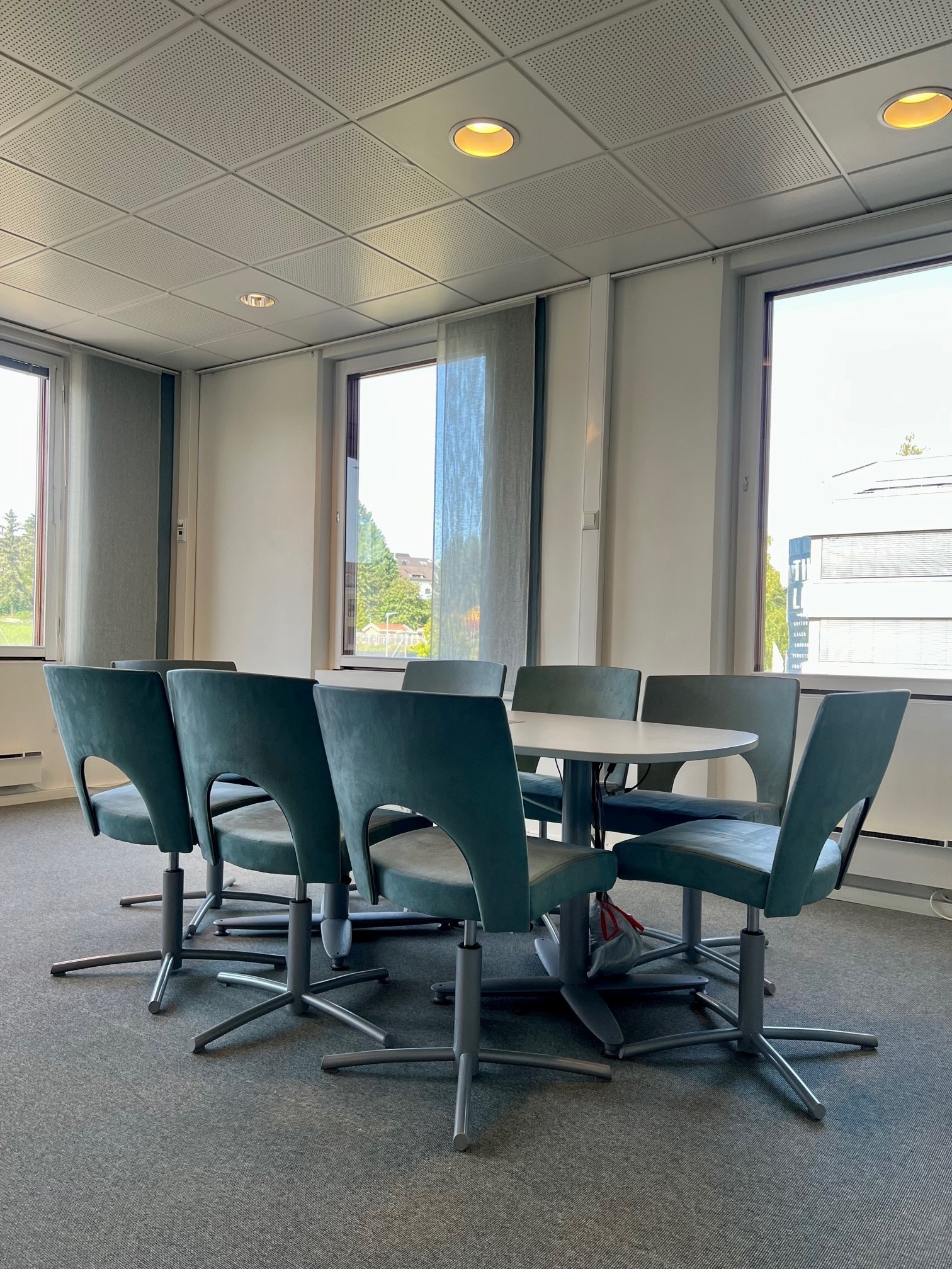 Møterom i våre lokaler og felles områder.
Teknisk tilkobling til stor skjerm. Galleribilde