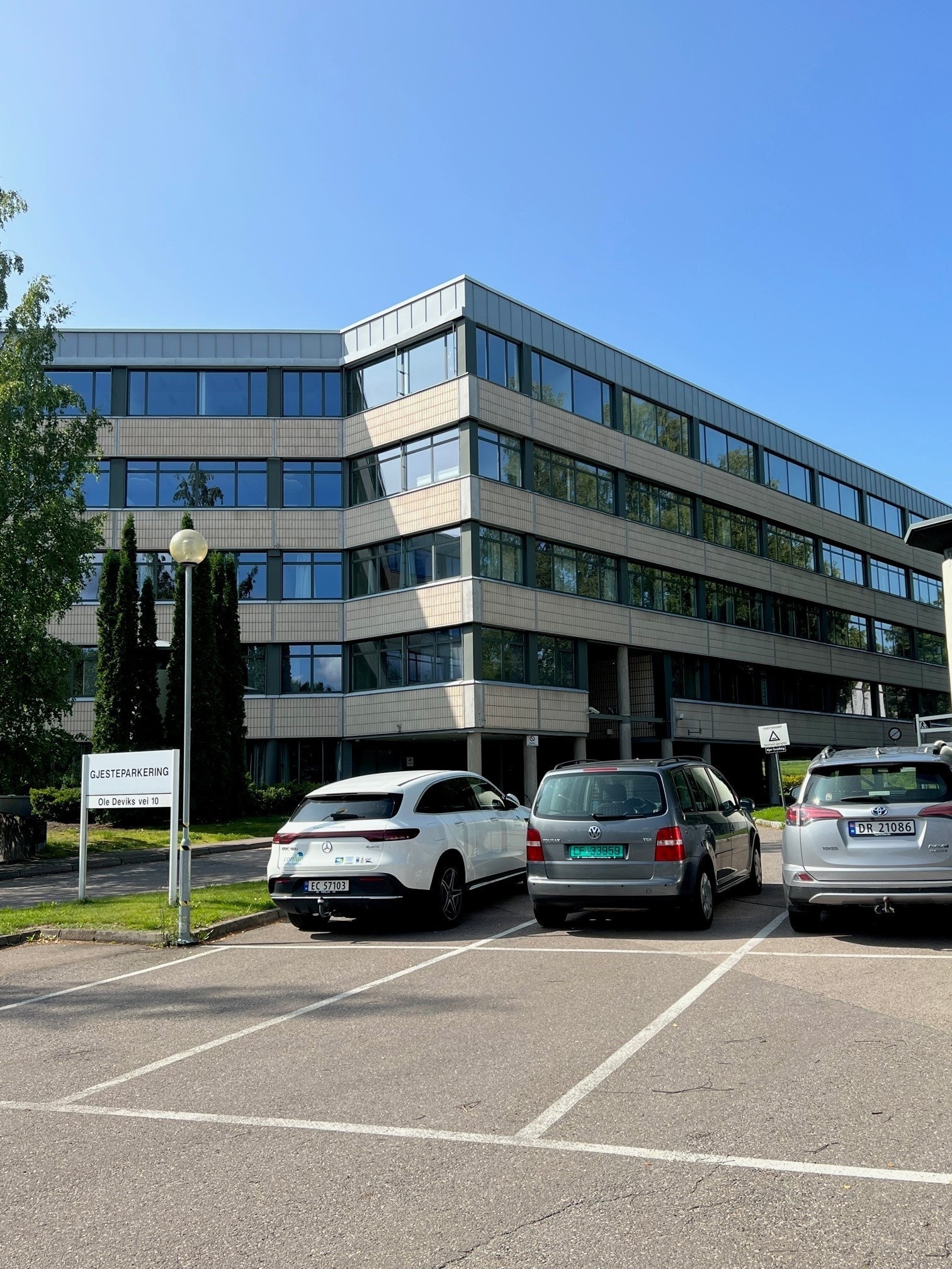 Parker bilen rett utenfor.
Muligheter for lading av el bil via egen APP. Galleribilde