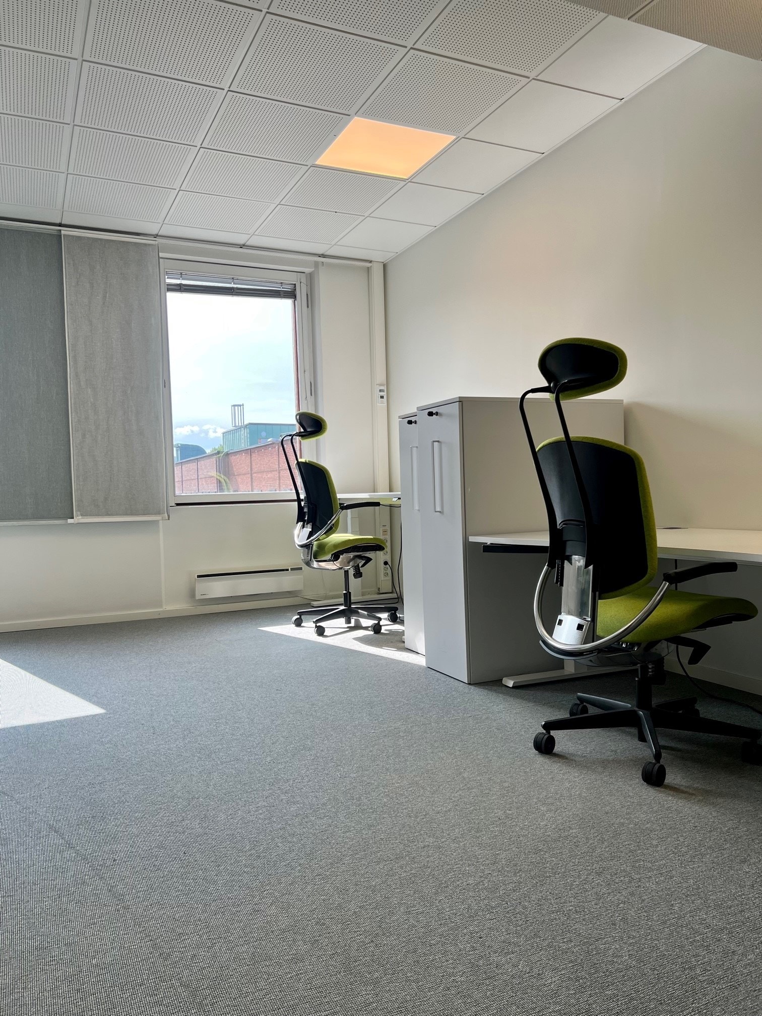 4-mannskontor.
Lyse og flotte kontorer.
Hev/senk pulter. Galleribilde