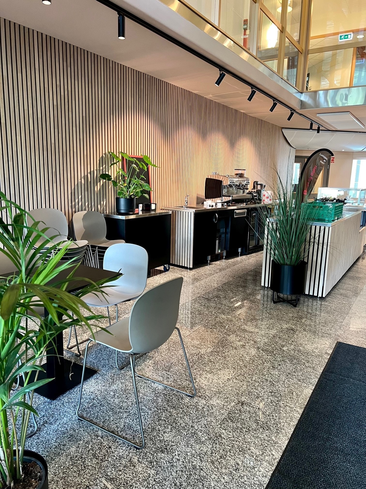 Velkommen til House of Business i Ole Deviks vei 10.
Kaffebar i inngangsparti "Bolle & Blings" Galleribilde