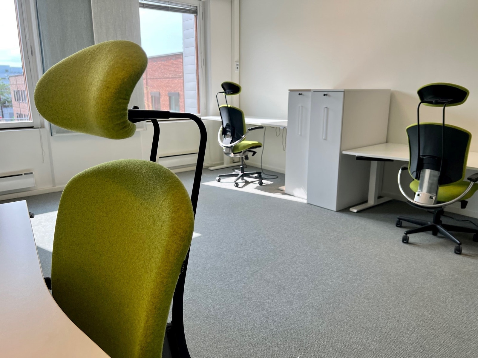 4-mannskontor.
Gode romslige kontorer med dagslys.
Hev/senk pulter. Galleribilde