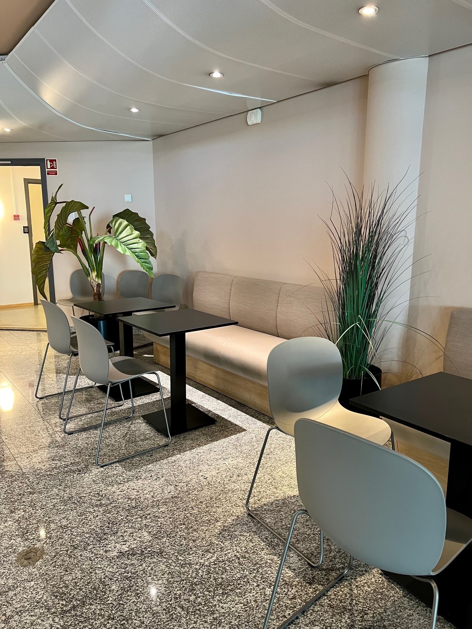 Inngangsparti Ole Deviks Vei 10.
Møt kolleger eller besøkende for en prat og kaffe. Galleribilde