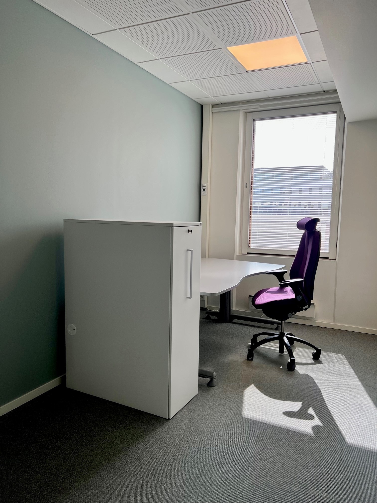 Kontor for 1 eller 2. Du velger.
Hev/senk pulter.
Daglyset flyter inn og gir god energi i hele lokalet. Galleribilde