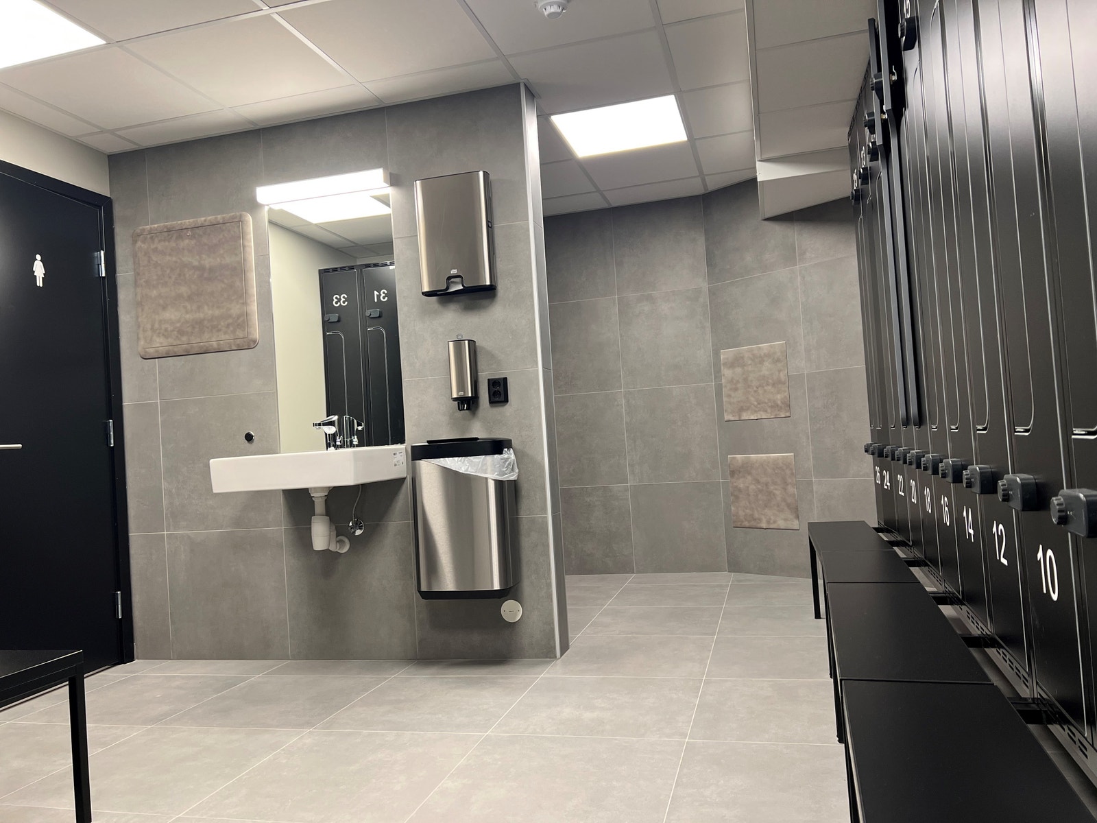 Damegarderobe
Ditt adgangskort benyttes til låsing av garderobeskap
Totalt renovert 2022 Galleribilde