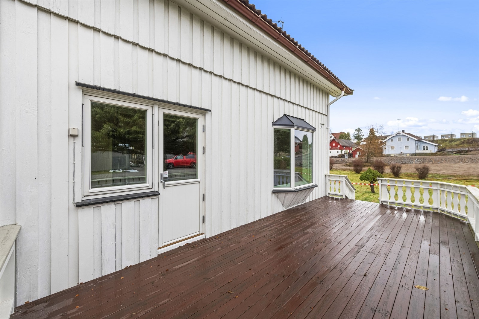 Terrasse utenfor stuen på ca. 21 kvm. Trapp ned til hagen. Galleribilde
