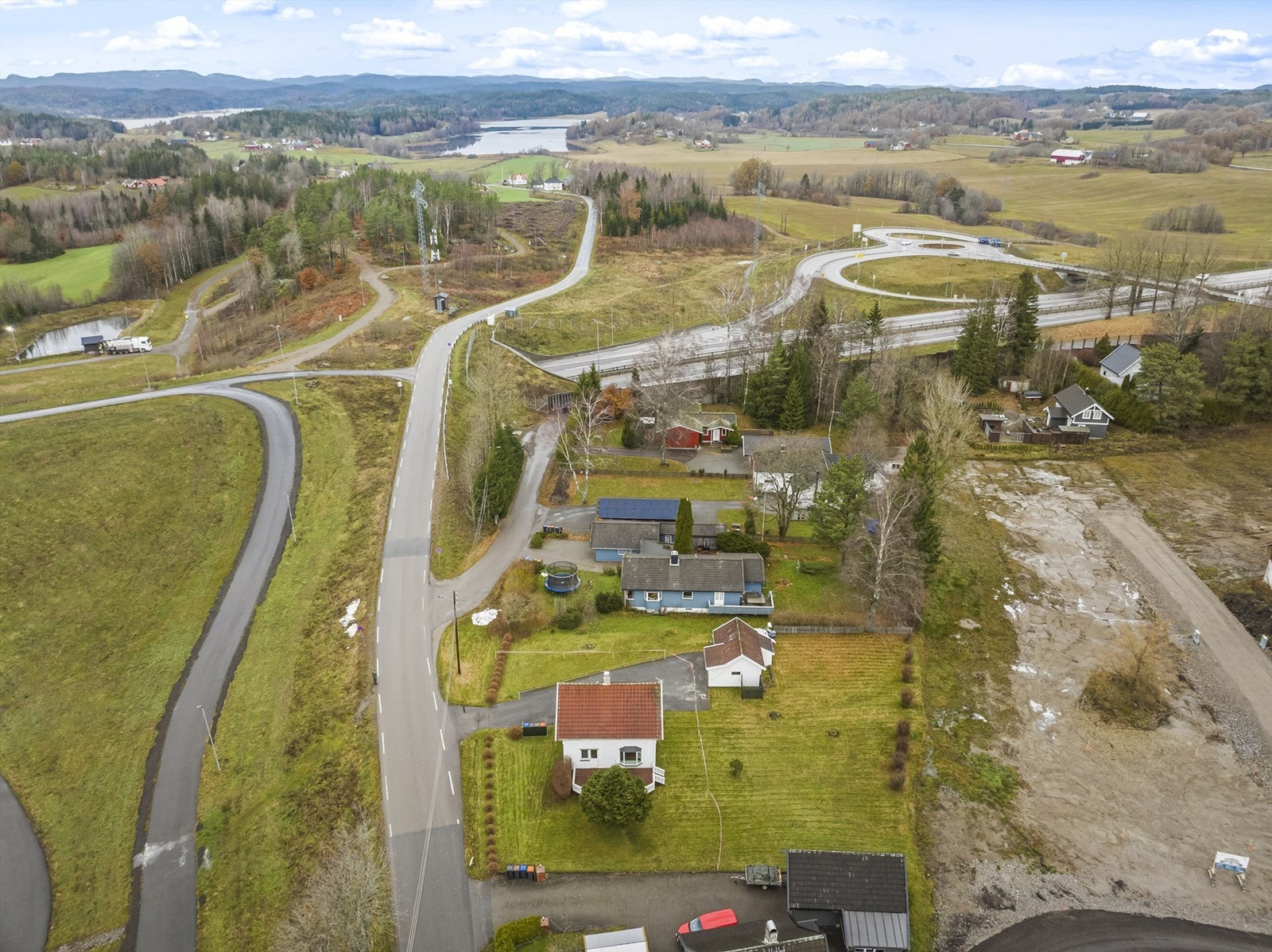 Lysløype på andre siden av E18. Populært for turgåere, og skiløpere vinterstid. Galleribilde