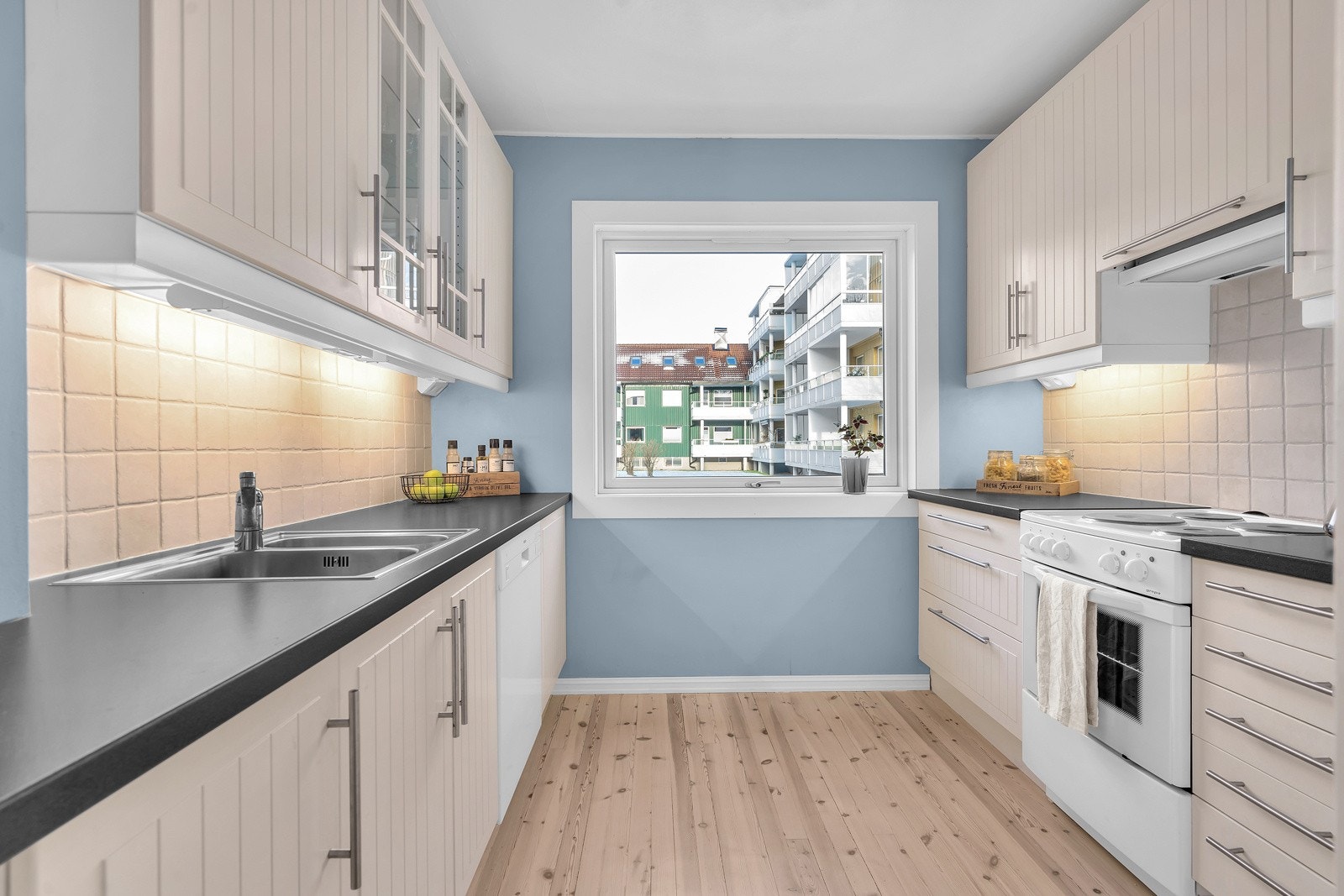 Flott kjøkken med god benk- og skapplass Galleribilde