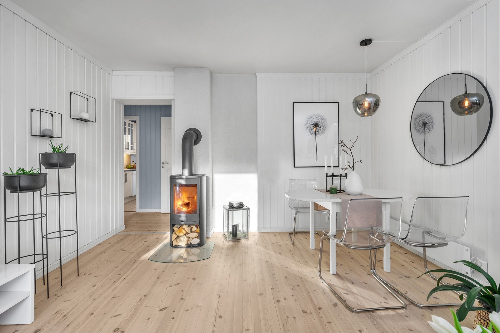 Koselig vedovn som varmer godt på kalde høst- og vinterdager Galleribilde