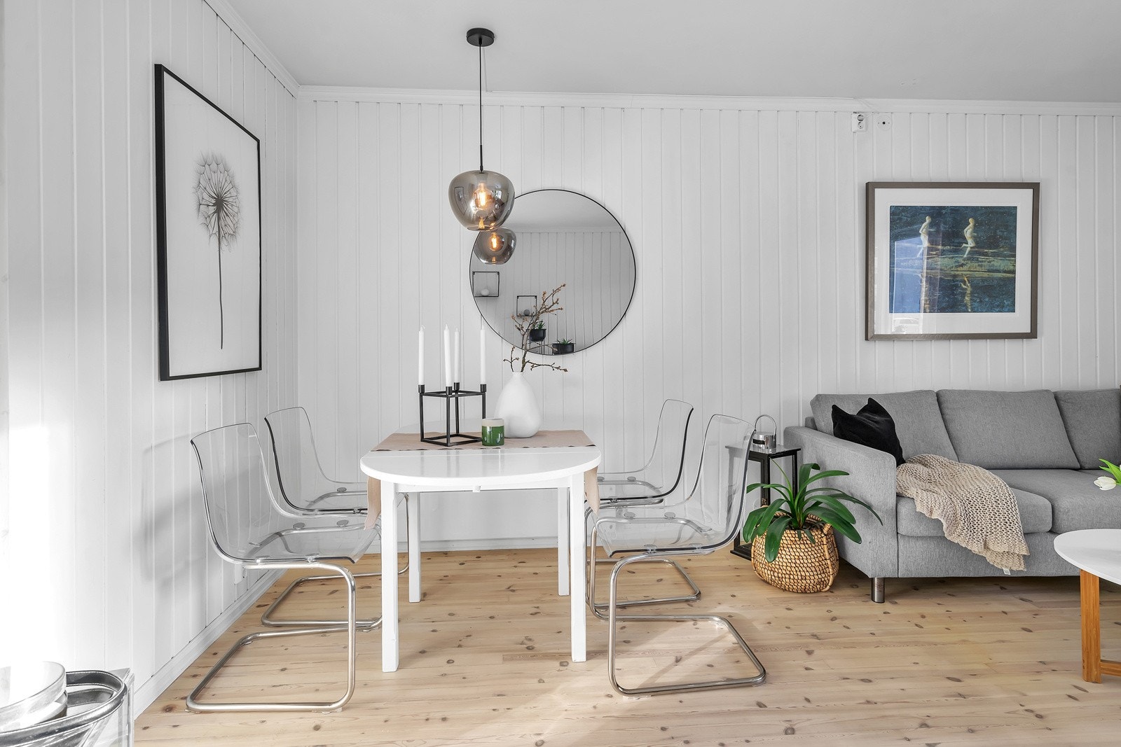 I stuen er det god plass til både sofa- og spisegruppe Galleribilde