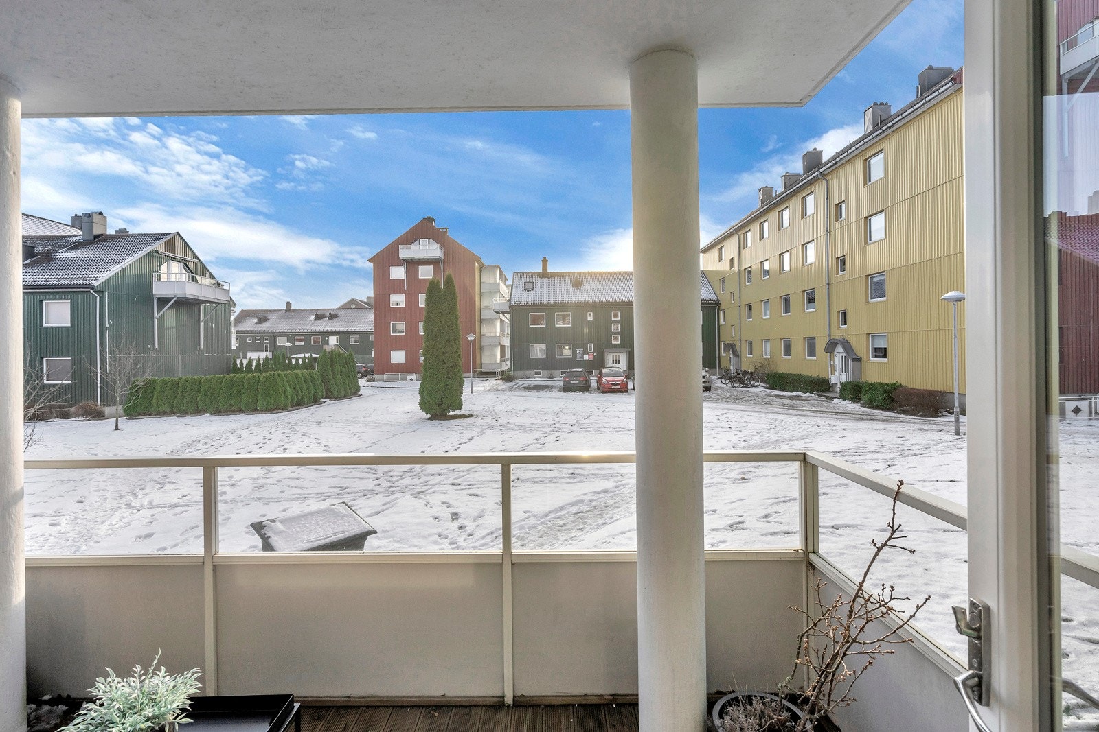 På balkongen er det god plass til utemøblement og grill Galleribilde