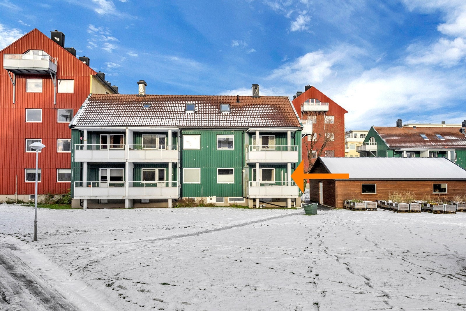 Leiligheten ligger på enden i en høy første etasje Galleribilde