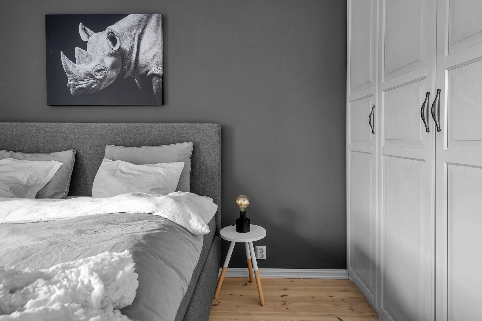 Garderobe med god plass til oppbevaring av klær Galleribilde