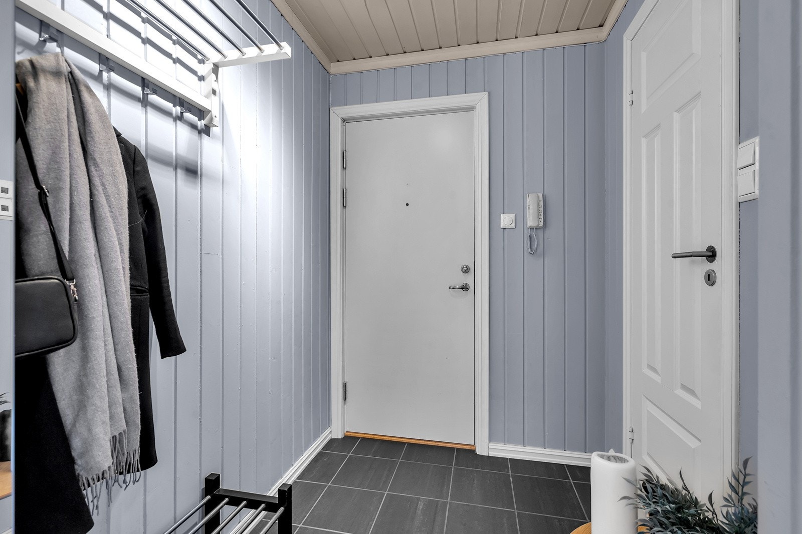 Gang med plass til oppbevaring av ytterklær og sko Galleribilde