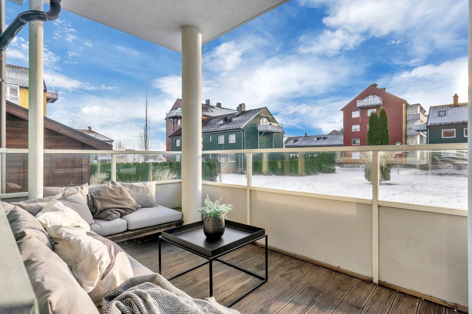 Sydvendt balkong med gode solforhold Galleribilde