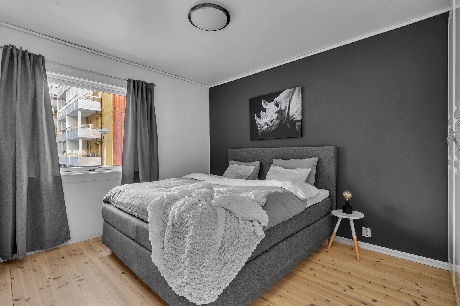 Meget romslig soverom med god plass til dobbelseng Galleribilde