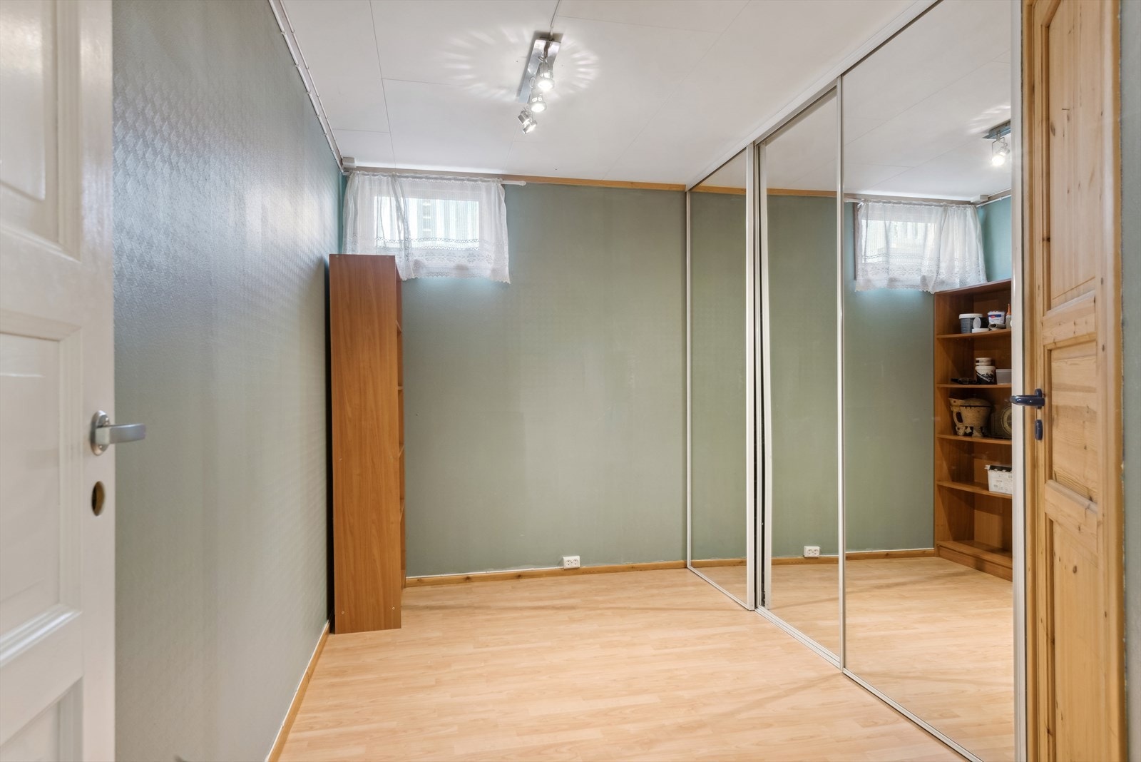 Garderoberom i underetasje med skyvedørsgarderobe. Galleribilde