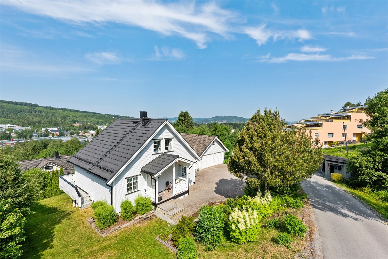 Velholdt eiendom med fin beliggenhet øverst i Amundheimen, rett nedfor Rastaberget. Galleribilde