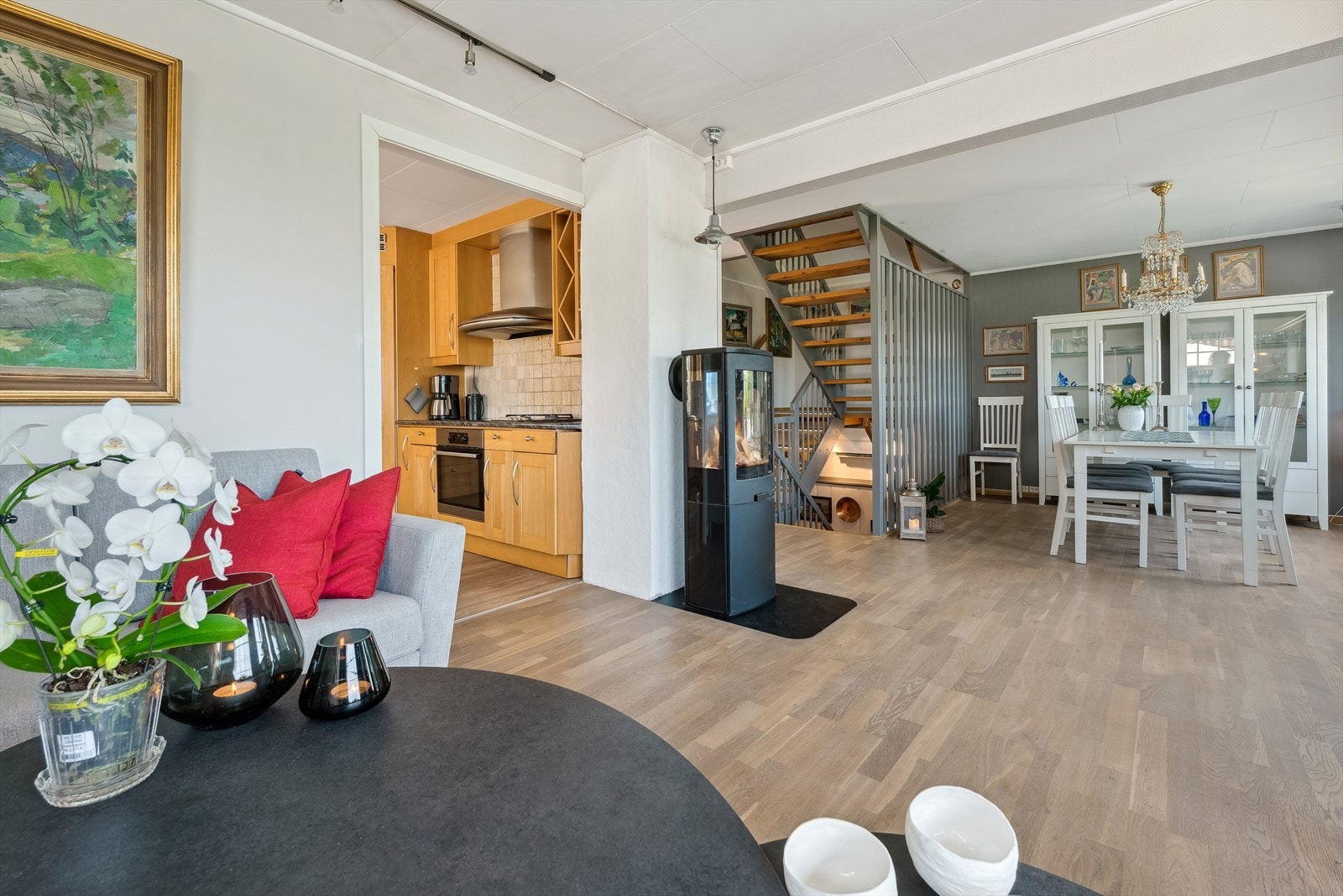 Det er delvis åpnet inn til kjøkkenet. Galleribilde