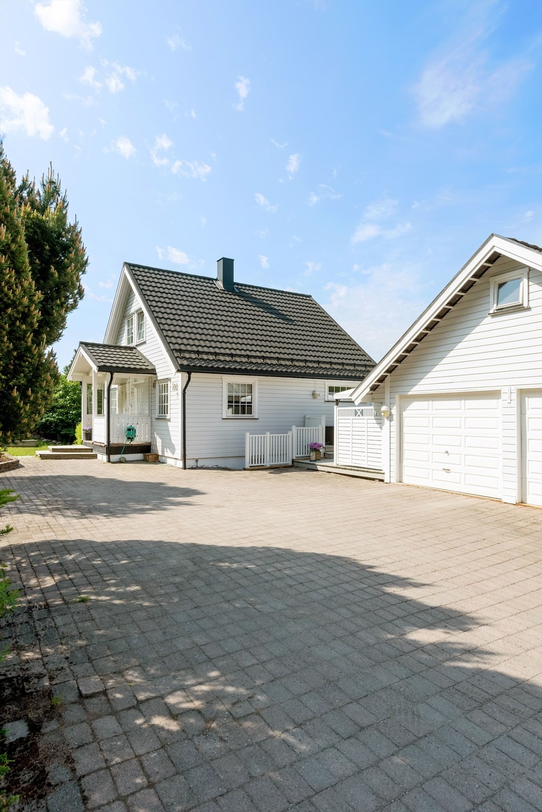 Flat og enkel adkomst, og gårdsplass med belegningsstein. Galleribilde