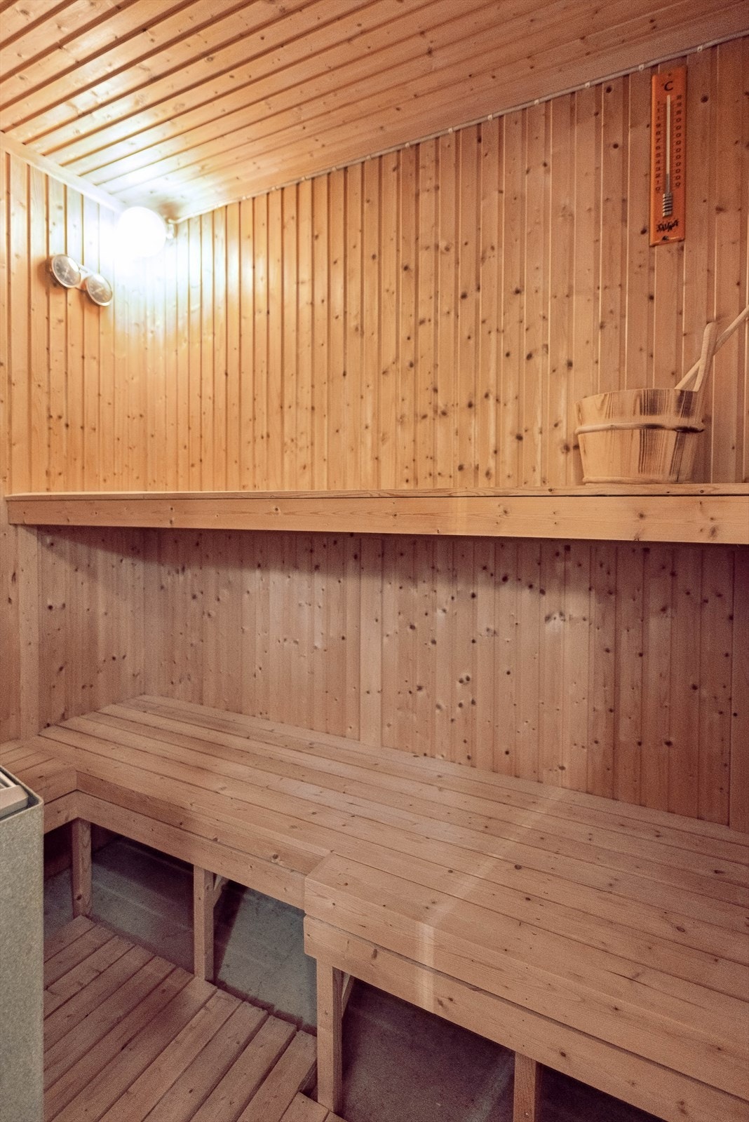 Innenfor badet, en badstue med elektrisk badstuovn. Galleribilde