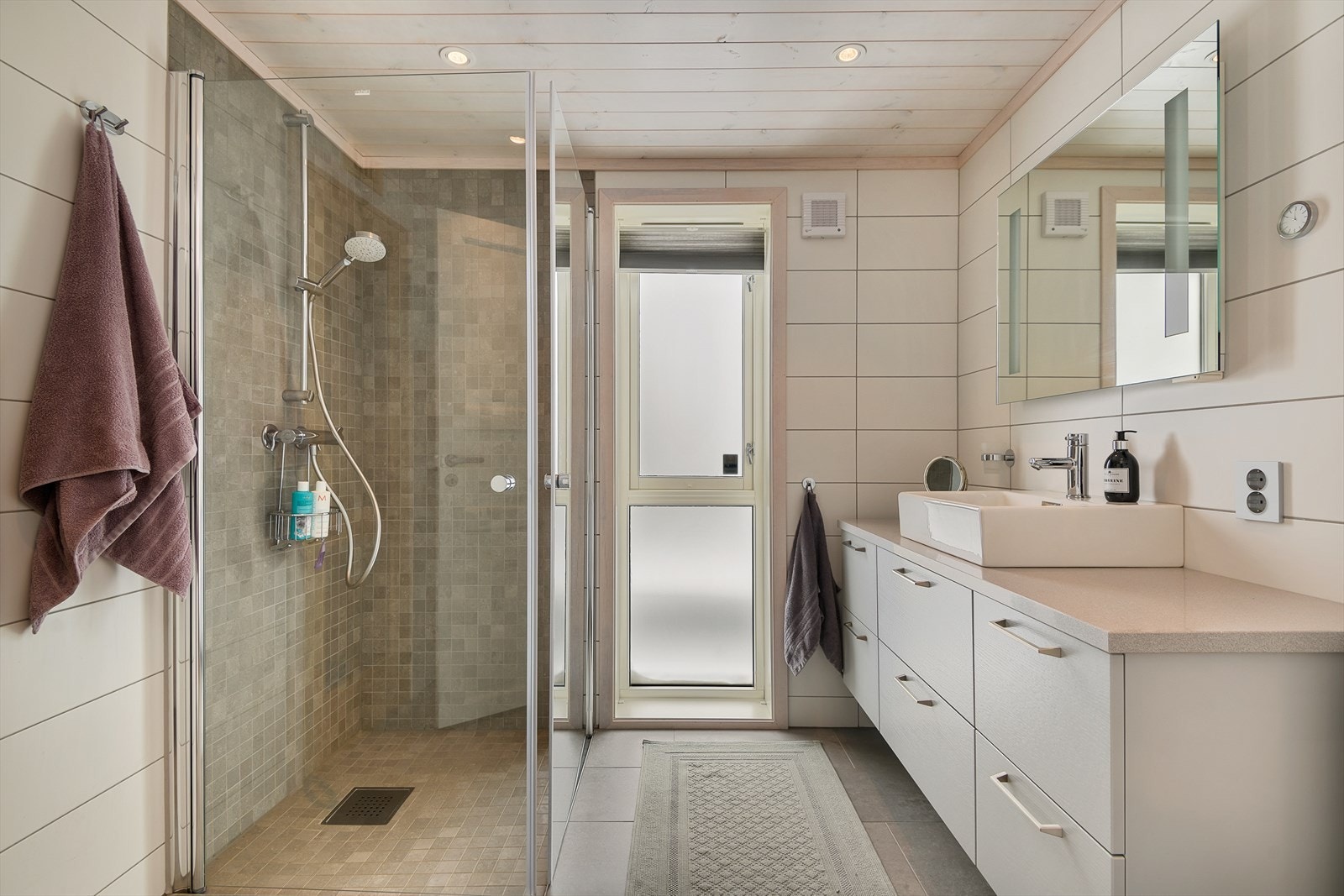 Bilde fra hovedbadet. Tidløst og funksjonelt. Galleribilde