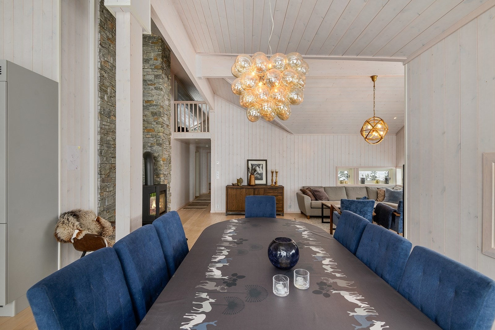 Det er plass til et skikkelig langbord med fin kontakt til kjøkkenet. Her kan en samle familie og venner til lange og hyggelige måltider. Galleribilde
