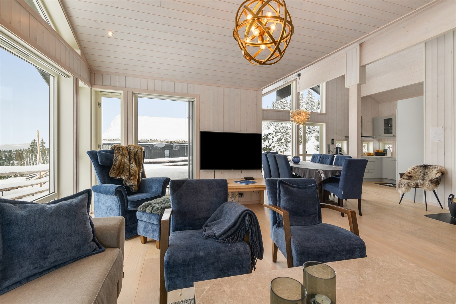 Store vindusflater slipper inn rikelig med lys i rommet. Galleribilde