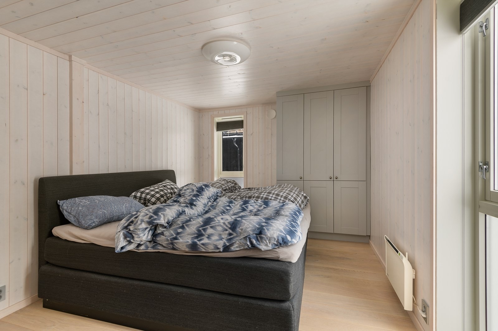 Hovedsoverom med plass til dobbeltseng og garderobeskap. Galleribilde