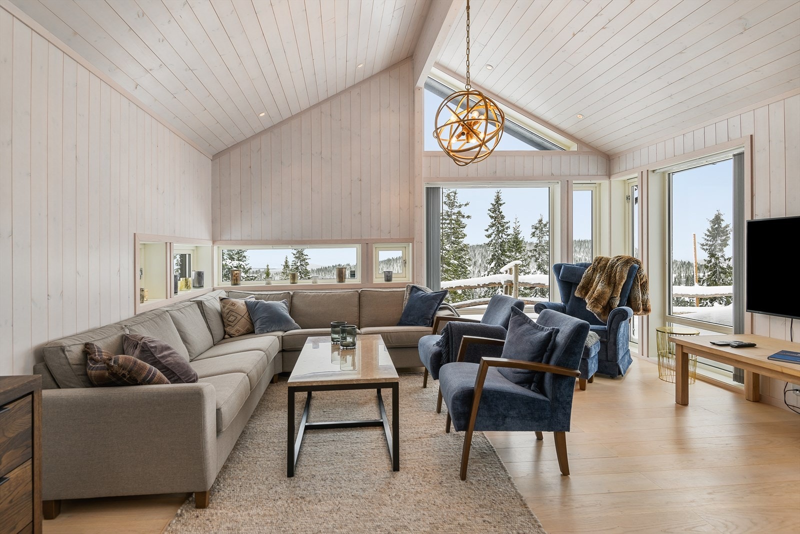 Hytta preges av en gjennomført, tidløs og helhetlig stil. Galleribilde