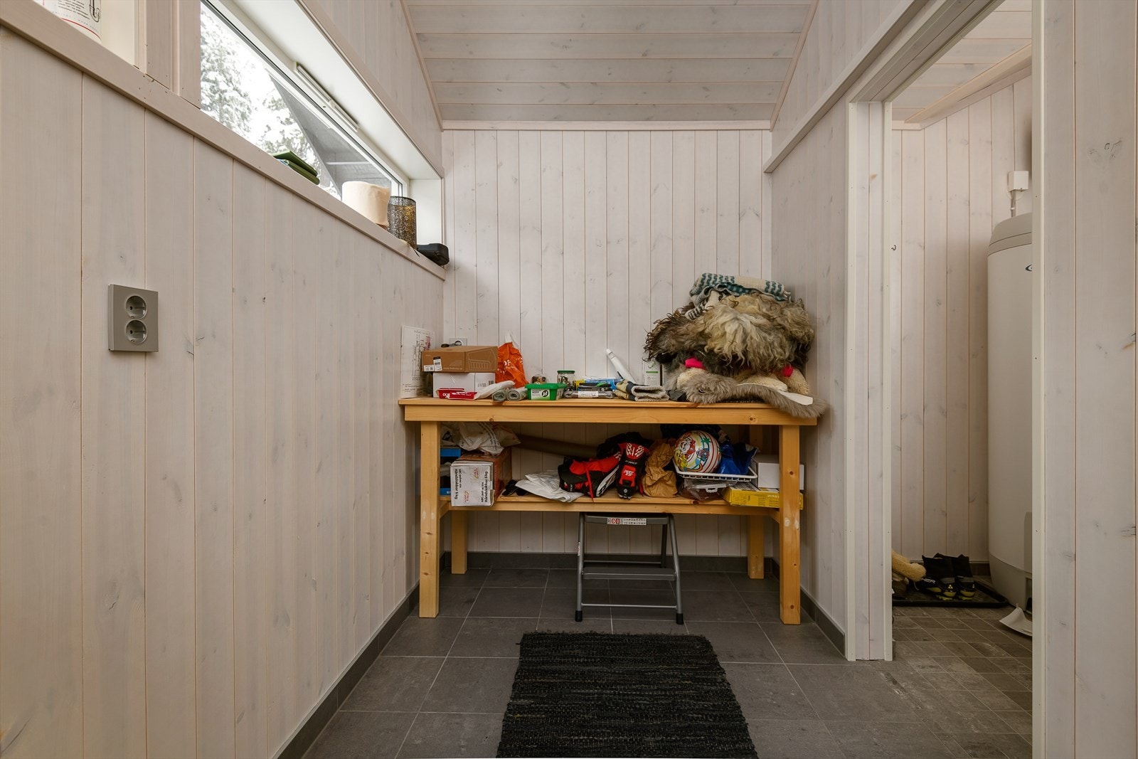 Det er fin lagringsplass på hytta. Galleribilde