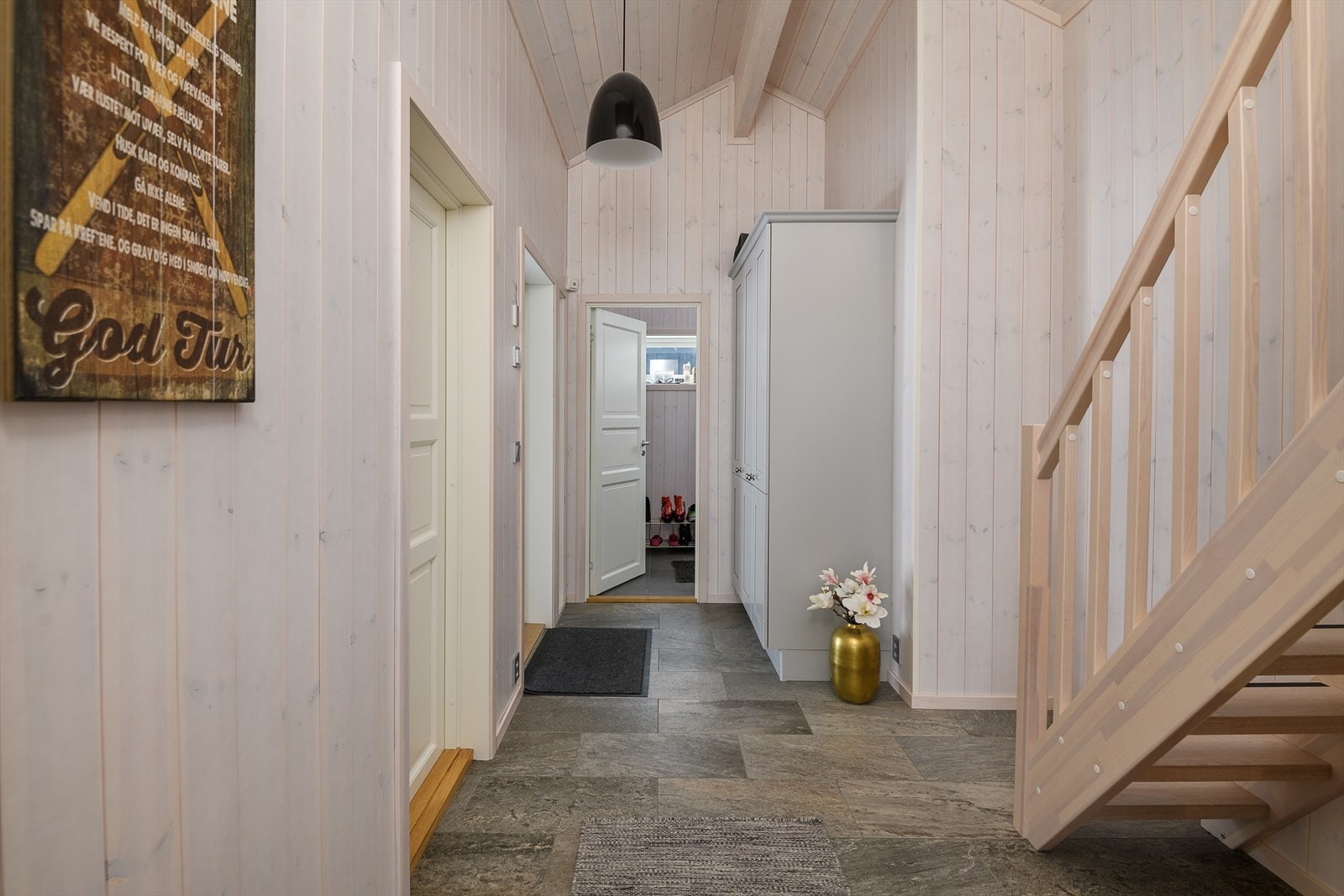 Hytta har en romslig gang med trapp opp til hemsen. Galleribilde