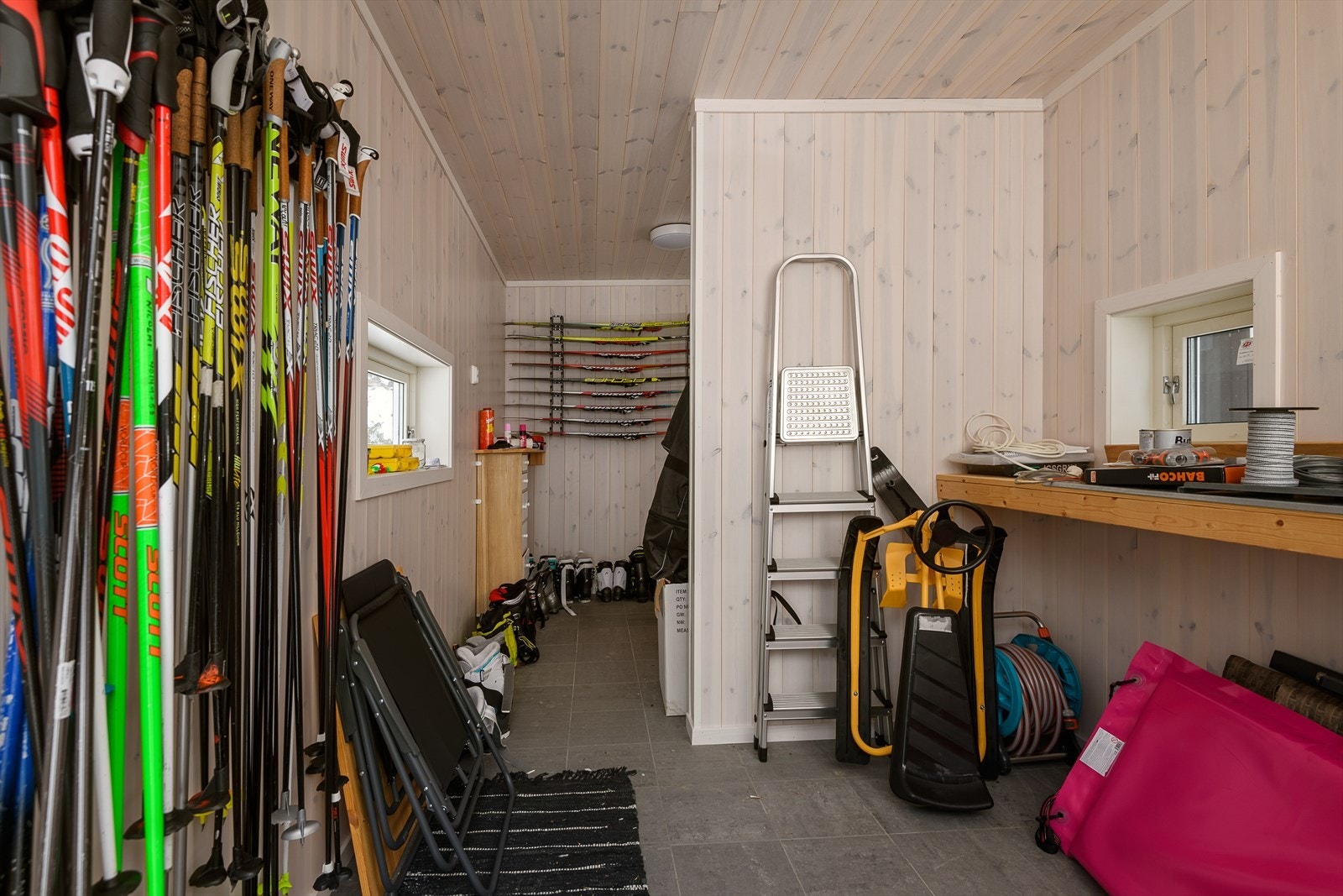 Skiboden har god lagringsplass og plass til smørebenk. Galleribilde