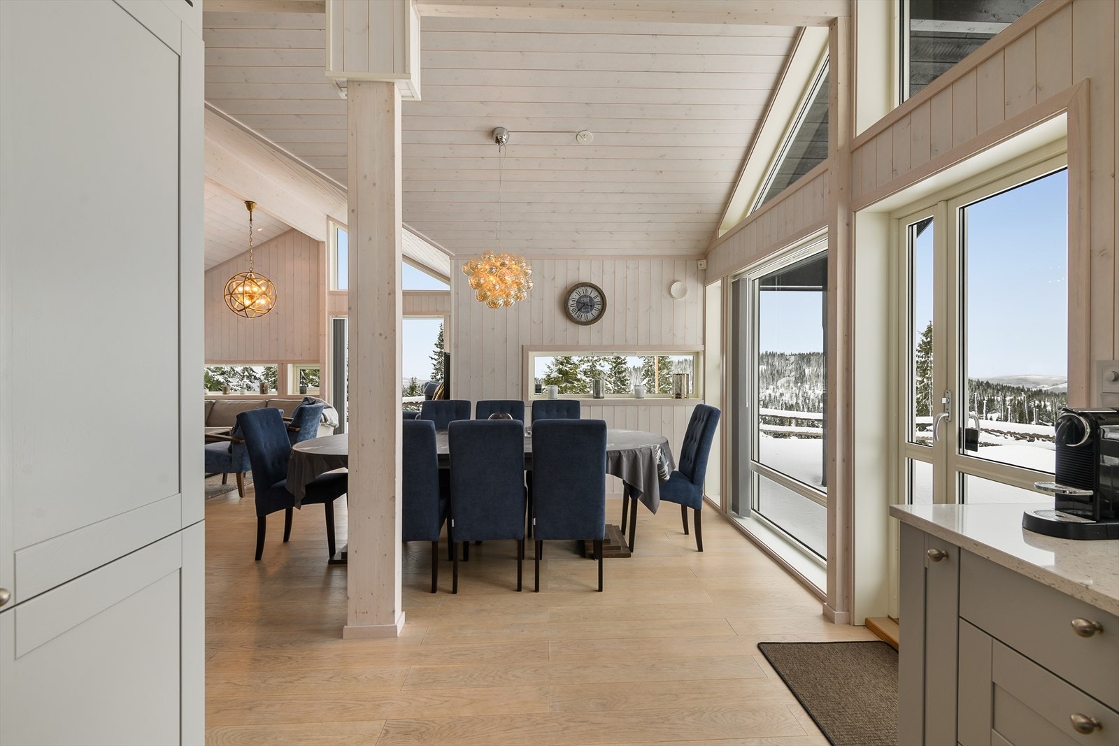 Fra kjøkkenet og ut mot spiseplassen. Det er et hyggelig og innbydende oppholdsrom i hytta. Galleribilde
