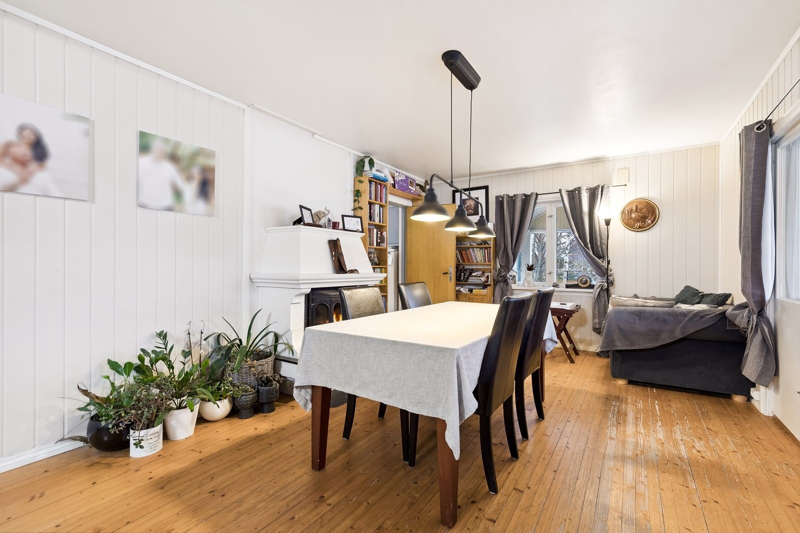Stuen har plass til spisestue og sofagruppe. Galleribilde