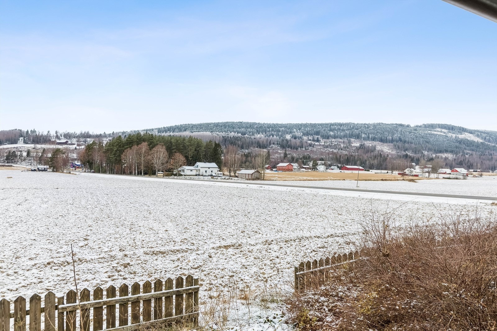 Eiendommen ligger i åpent og solrikt terreng, med fint utsyn mot åker og eng. Og med gløtt til Storsjøen. Galleribilde