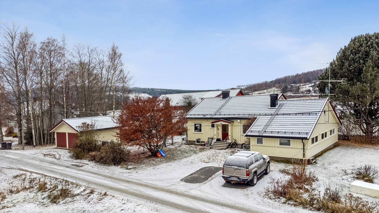 På eiendommen er en enebolig, dobbel garasje og et uthus. Galleribilde
