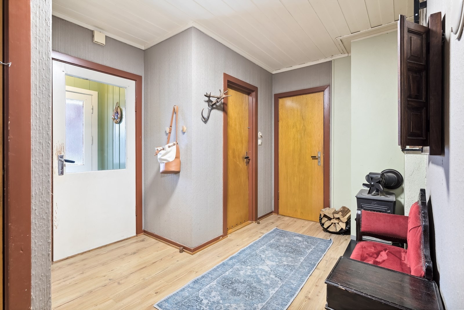 Boligen har alle boligrom på en flate. I tillegg loft og kjeller med god lagringsplass. Galleribilde