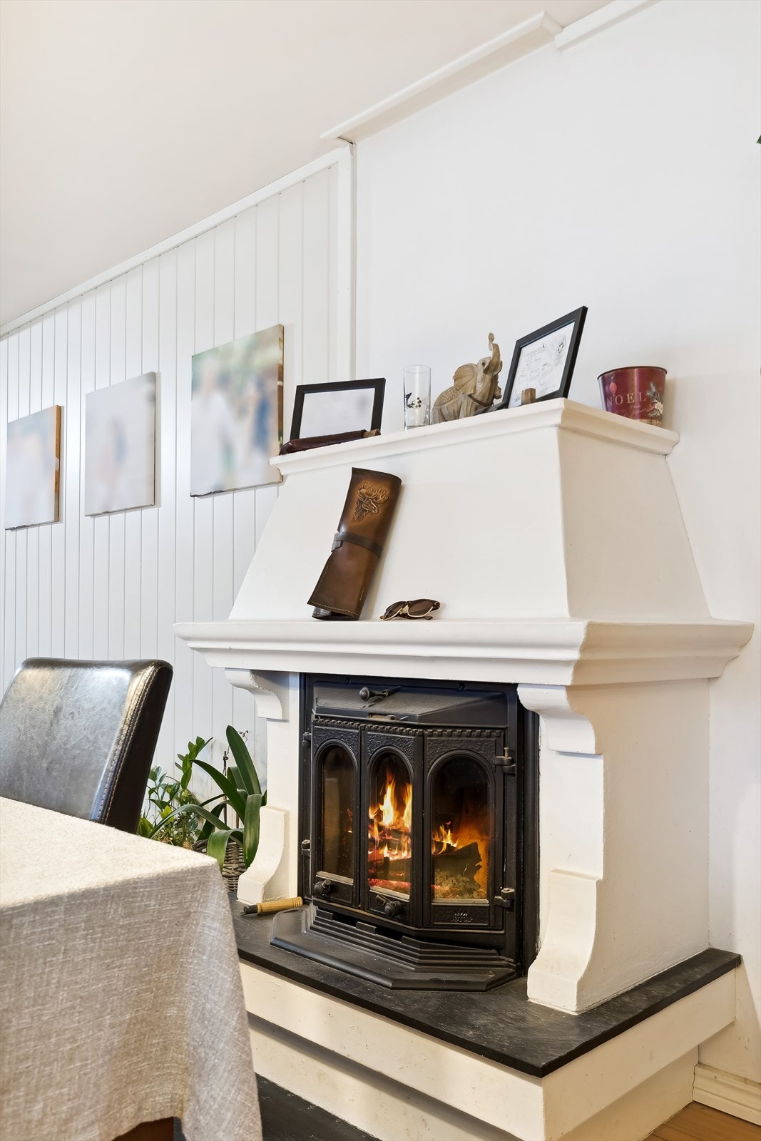 Plassbygget peis m/glassdør i stue. Galleribilde