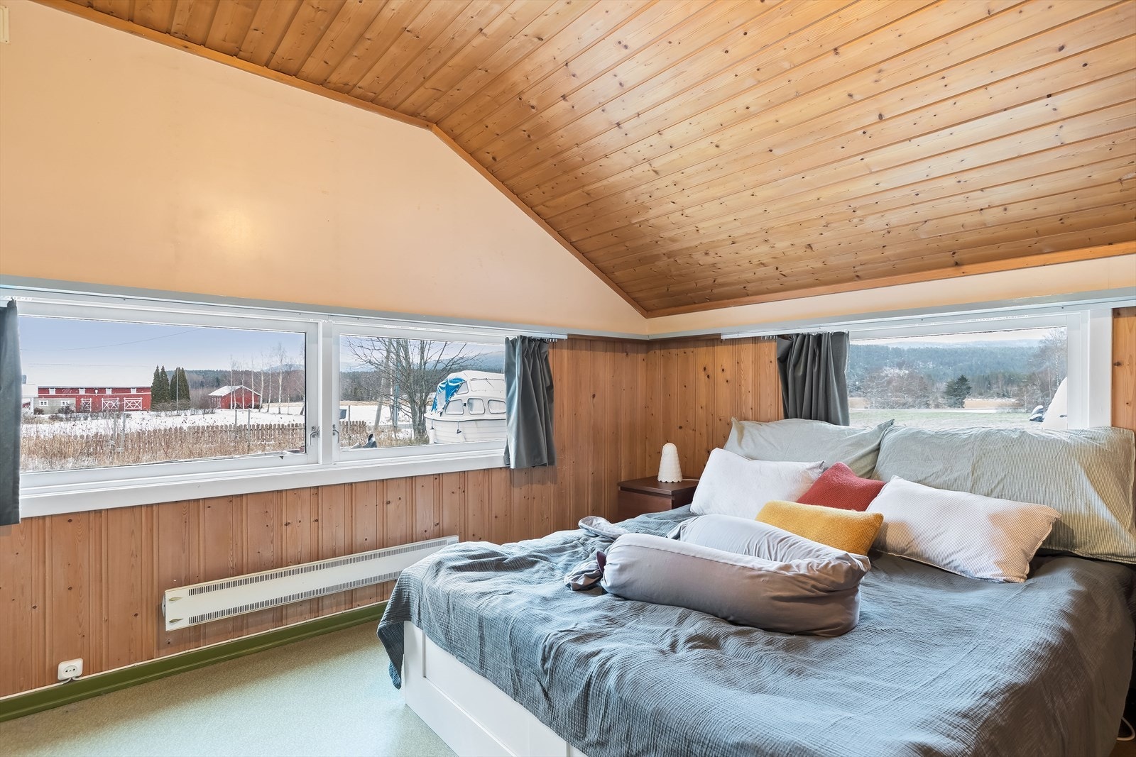 Hovedsoverom med god plass til dobbeltseng. Galleribilde