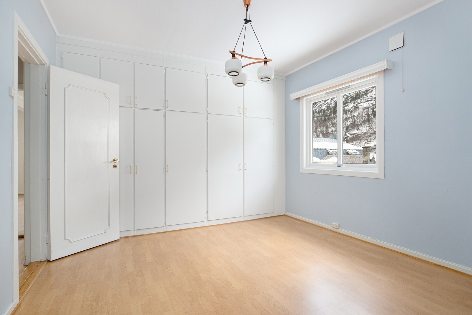 Soverommet har godt med skapplass Galleribilde