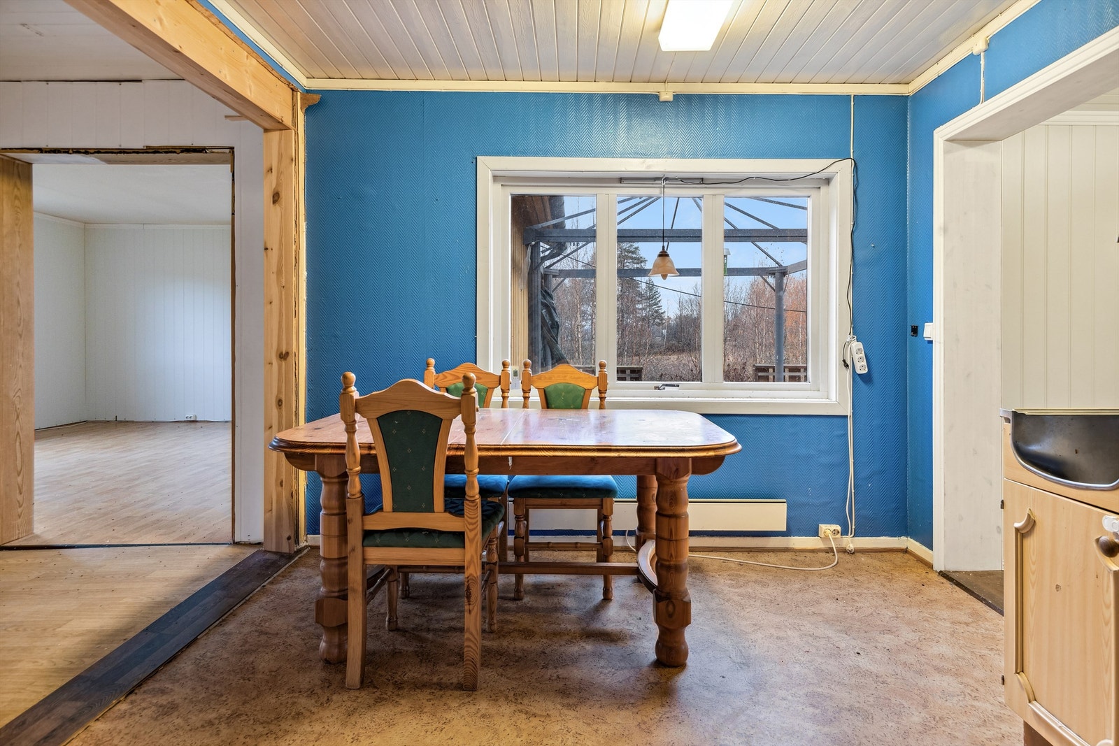 Kjøkkenet er romslig med god plass til et kjøkkenbord foran vinduet hvor man kan nyte måltider sammen. Panelovn montert på vegg som varmekilde. Galleribilde
