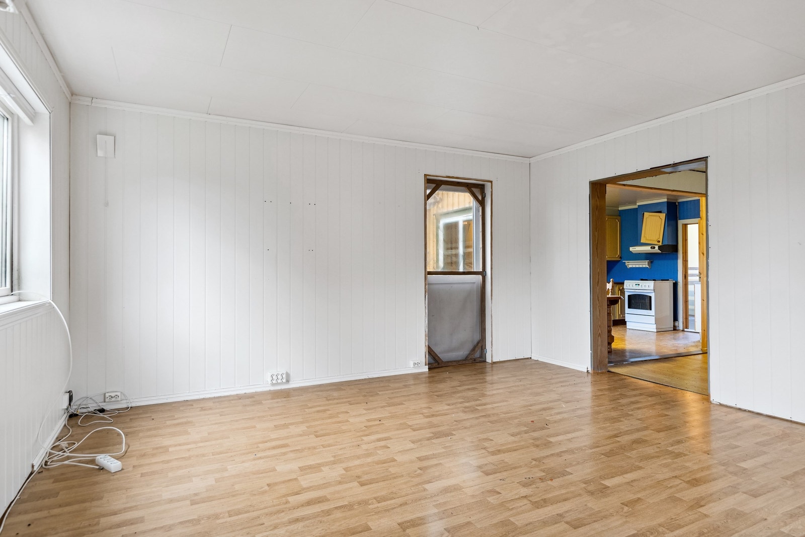 Stuen er romslig med god plass til det man skulle ønske og trenge av stuemøblement. Her er det etablert en varmepumpe på vegg som varmekilde. Terrassedøren gir deg adkomst ut til terrassen fra stuen. Galleribilde